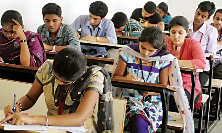 Telangana: विरोधाभासी सर्कुलर की वजह से B फार्मेसी के चौथे साल के एग्जाम रुके Telangana: विरोधाभासी सर्कुलर की वजह से B फार्मेसी के चौथे साल के एग्जाम रुके