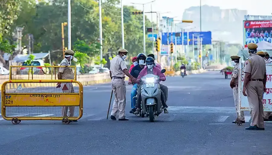 Bhiwani: भिवानी में ट्रैफिक नियमों पर सख्ती, हेलमेट उल्लंघन पर बड़ी कार्रवाई Bhiwani: भिवानी में ट्रैफिक नियमों पर सख्ती, हेलमेट उल्लंघन पर बड़ी कार्रवाई