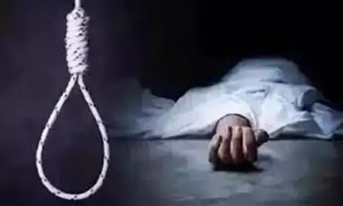 Varanasi : फंदे से लटका मिला पान विक्रेता का शव Varanasi : फंदे से लटका मिला पान विक्रेता का शव