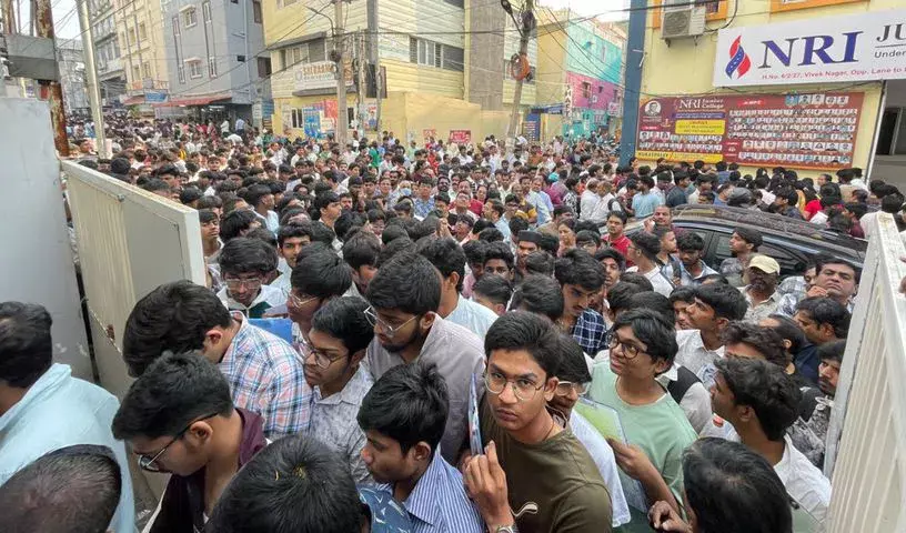 Telangana  इंटर की परीक्षाएं सुचारू रूप से शुरू हुईं