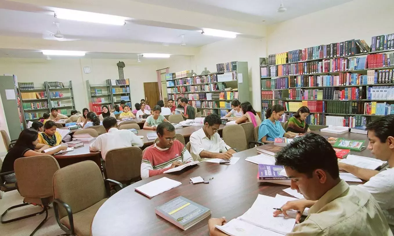 Telangana: छात्रों और विपक्ष ने फीस बकाया पर श्वेत पत्र मांगा Telangana: छात्रों और विपक्ष ने फीस बकाया पर श्वेत पत्र मांगा