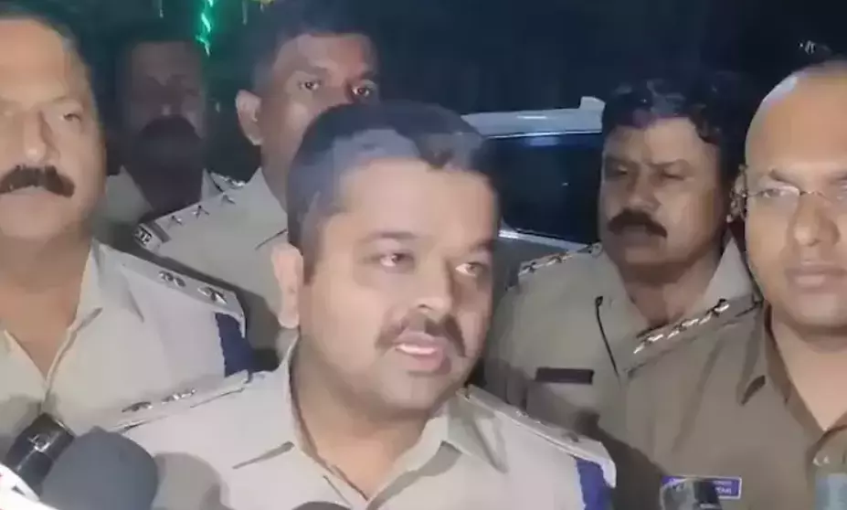 Bagalkot: एसपी ने भड़काऊ सोशल मीडिया पोस्ट के खिलाफ चेतावनी दी Bagalkot: एसपी ने भड़काऊ सोशल मीडिया पोस्ट के खिलाफ चेतावनी दी