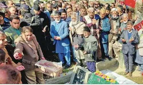 Dr. Farooq और CM उमर ने शेख नजीर की पुण्यतिथि पर श्रद्धांजलि अर्पित की Dr. Farooq और CM उमर ने शेख नजीर की पुण्यतिथि पर श्रद्धांजलि अर्पित की