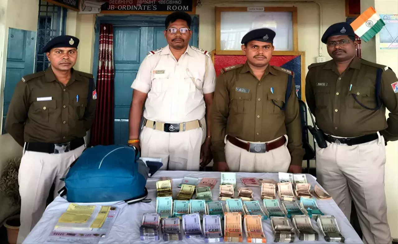 Odisha के डुंगुरिपाली रेलवे स्टेशन पर फॉरेन करेंसी और 2.69 लाख रुपये कैश जब्त, युवक फरार