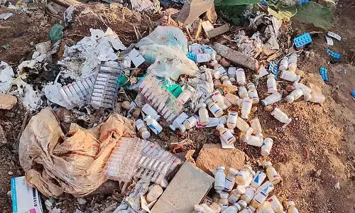 Karnataka : गौड़ा झील के आंगन में अस्पताल का कचरा Karnataka : गौड़ा झील के आंगन में अस्पताल का कचरा