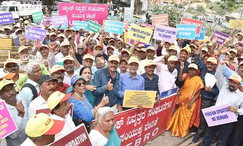 Karnataka : रिटायर्ड बैंक कर्मचारियों ने पेंशन रिवीजन की मांग की Karnataka : रिटायर्ड बैंक कर्मचारियों ने पेंशन रिवीजन की मांग की