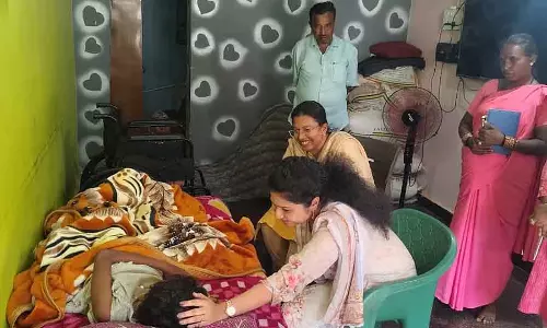 Deputy डिविजनल ऑफिसर ने कैंसर से पीड़ित 10 साल की योगिता के घर का दौरा किया Deputy डिविजनल ऑफिसर ने कैंसर से पीड़ित 10 साल की योगिता के घर का दौरा किया