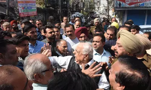Ludhiana में दिनदहाड़े होजरी यूनिट के मालिक पर लुटेरों ने हमला कर उसे घायल कर दिया Ludhiana में दिनदहाड़े होजरी यूनिट के मालिक पर लुटेरों ने हमला कर उसे घायल कर दिया