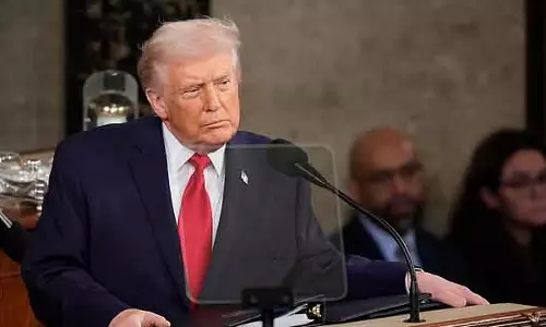Trump के SOTU भाषण में इकॉनमी, देशभक्ति और डेमोक्रेट्स पर हमला Trump के SOTU भाषण में इकॉनमी, देशभक्ति और डेमोक्रेट्स पर हमला