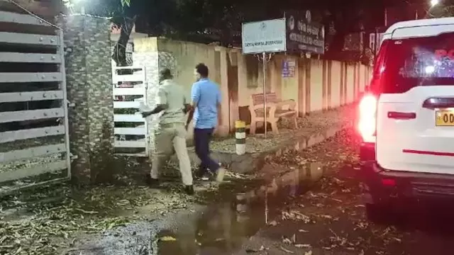 Bhubaneswar: गर्लफ्रेंड के रेप के आरोप में इंजीनियर को शादी के दिन हथकड़ी पहनाकर गिरफ्तार किया गया