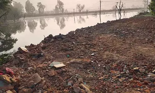 Goshana झील पर अवैध कब्जा: झील में अवैध सड़क निर्माण Goshana झील पर अवैध कब्जा: झील में अवैध सड़क निर्माण