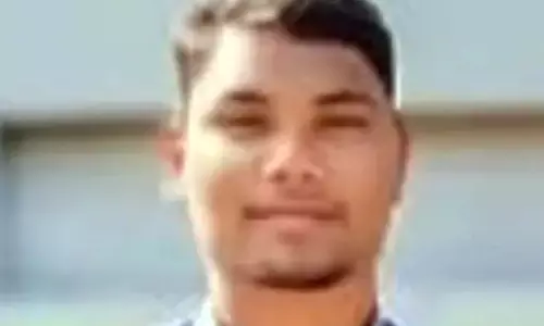 खून से लथपथ लाश बंद कमरे में मिली, जांच कर रही पुलिस
