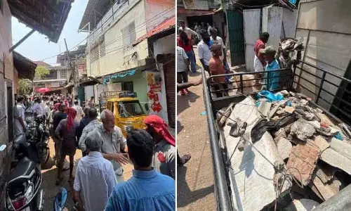 Kerala : कोझिकोड के वलियांगडी में एक बार फिर बिल्डिंग का स्लैब गिरा Kerala : कोझिकोड के वलियांगडी में एक बार फिर बिल्डिंग का स्लैब गिरा