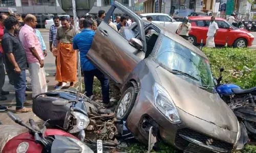 Kerala : कार कंट्रोल से बाहर हो गई और एक खाई में जा गिरी। Kerala : कार कंट्रोल से बाहर हो गई और एक खाई में जा गिरी।