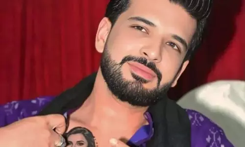 Karan Kundrra ने तेजस्वी प्रकाश पर साइको सैयां के रूप में टैटू बनाया Karan Kundrra ने तेजस्वी प्रकाश पर साइको सैयां के रूप में टैटू बनाया