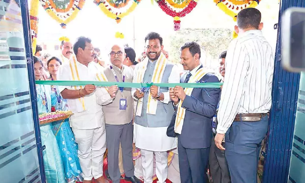 Andhra: नागरिक उड्डयन मंत्री ने SBI की नई शाखा का उद्घाटन किया Andhra: नागरिक उड्डयन मंत्री ने SBI की नई शाखा का उद्घाटन किया