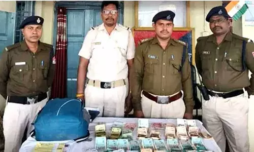 Dunguripali रेलवे स्टेशन पर 2.69 लाख रुपये की विदेशी मुद्रा जब्त Dunguripali रेलवे स्टेशन पर 2.69 लाख रुपये की विदेशी मुद्रा जब्त