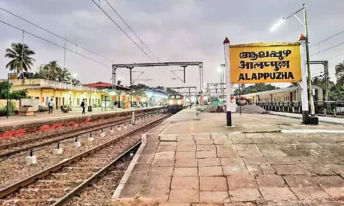 Kerala : तटीय क्षेत्र रेलवे डबल ट्रैक पर अटका हुआ है Kerala : तटीय क्षेत्र रेलवे डबल ट्रैक पर अटका हुआ है