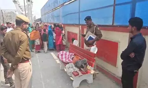 Bihar के मधेपुरा रेलवे स्टेशन पर मां के शव के पास रोते हुए मिले बच्चे