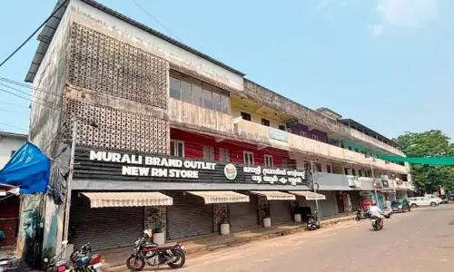 Kerala : चेरुति रोड पर पुरानी निगम बिल्डिंग हादसे का इंतज़ार कर रही है