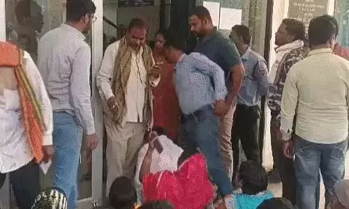 सर्दी-खांसी से ग्रसित किशोरी की मौत, इलाज में मेडिकल कॉलेज अस्पताल ने बरती लापरवाही सर्दी-खांसी से ग्रसित किशोरी की मौत, इलाज में मेडिकल कॉलेज अस्पताल ने बरती लापरवाही