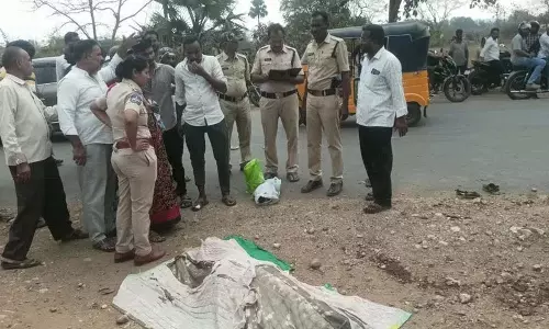 Lorry ने दो बाइकों को टक्कर मारकर उन्हें कुचल दिया, जिससे दो महिलाओं की मौत हो गई Lorry ने दो बाइकों को टक्कर मारकर उन्हें कुचल दिया, जिससे दो महिलाओं की मौत हो गई