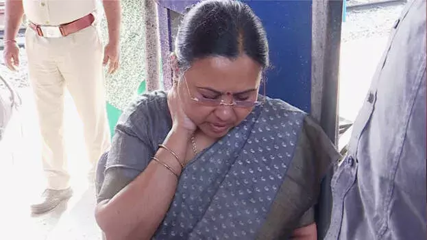 Kerala: केएसयू विरोध प्रदर्शन के दौरान मंत्री वीना जॉर्ज घायल, अस्पताल में भर्ती Kerala: केएसयू विरोध प्रदर्शन के दौरान मंत्री वीना जॉर्ज घायल, अस्पताल में भर्ती