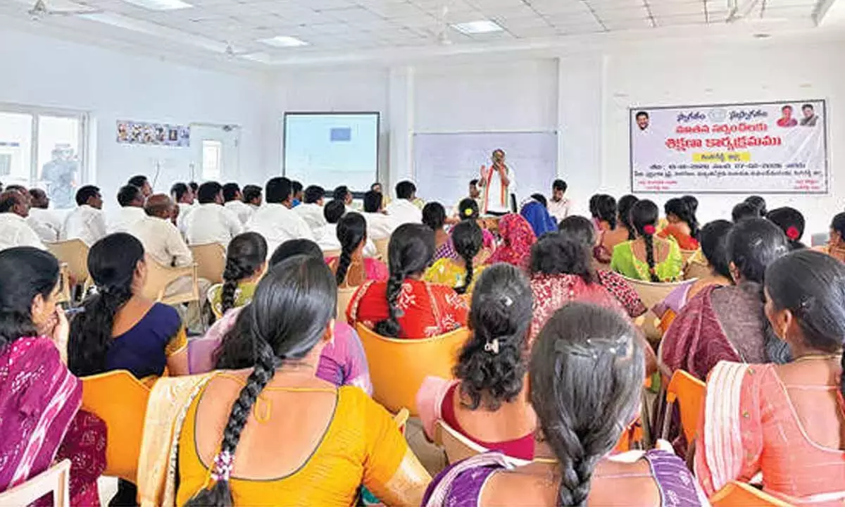 Telangana: वीरलापल्ली ने विकास में सरपंचों की भूमिका पर ज़ोर दिया Telangana: वीरलापल्ली ने विकास में सरपंचों की भूमिका पर ज़ोर दिया