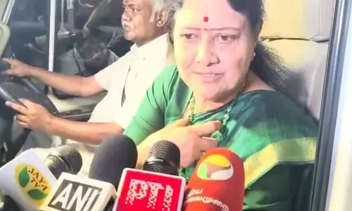 हम अन्ना, MGR, जयललिता द्वारा दिखाए गए मार्ग पर चलते रहेंगे... निष्कासित AIADMK नेता वीके शशिकला हम अन्ना, MGR, जयललिता द्वारा दिखाए गए मार्ग पर चलते रहेंगे... निष्कासित AIADMK नेता वीके शशिकला