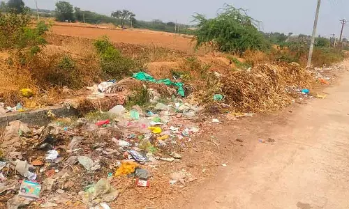 Laxmeshwar : सड़क किनारे कूड़े का ढेर, इसे हटाने की मांग