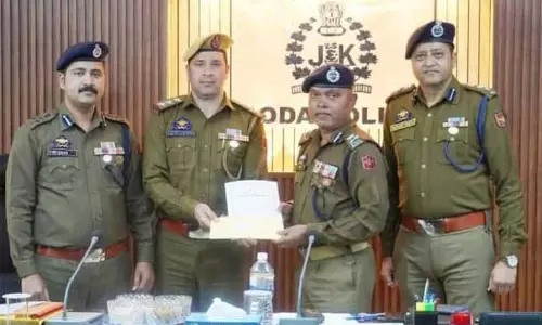 SHO डोडा को शानदार काम के लिए सम्मानित किया गया SHO डोडा को शानदार काम के लिए सम्मानित किया गया
