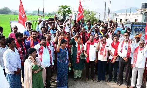 यूरिया बुकिंग की समस्या के समाधान के लिए CPM के नेतृत्व में धरना यूरिया बुकिंग की समस्या के समाधान के लिए CPM के नेतृत्व में धरना