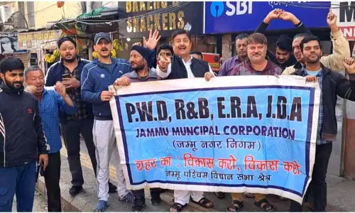 सुनील डिंपल ने JMC के खिलाफ विरोध प्रदर्शन किया सुनील डिंपल ने JMC के खिलाफ विरोध प्रदर्शन किया