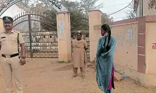 Yellareddypet के छात्र को देर से आने पर परीक्षा से रोका गया Yellareddypet के छात्र को देर से आने पर परीक्षा से रोका गया