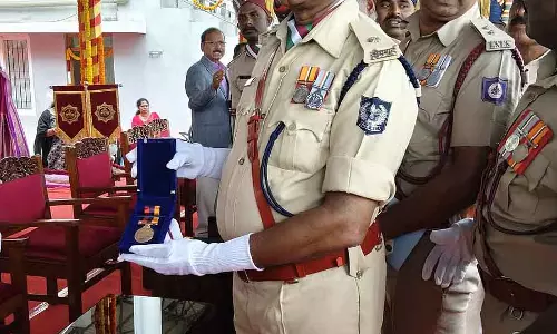 Honnali : के. नागराजप्पा को मुख्यमंत्री गोल्ड मेडल से सम्मानित किया गया Honnali : के. नागराजप्पा को मुख्यमंत्री गोल्ड मेडल से सम्मानित किया गया