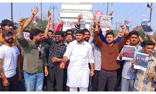 Bishnah में बच्ची से रेप के आरोपी को फांसी की सजा देने की मांग को लेकर विरोध प्रदर्शन Bishnah में बच्ची से रेप के आरोपी को फांसी की सजा देने की मांग को लेकर विरोध प्रदर्शन