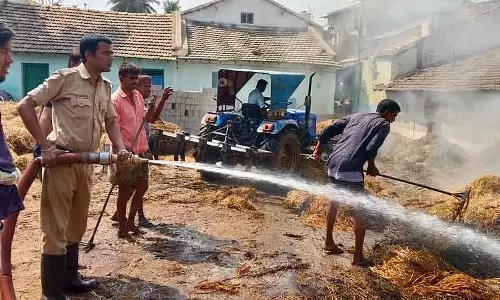 Malebennur : आग लगने से धान के 12 ढेर जलकर राख हो गए Malebennur : आग लगने से धान के 12 ढेर जलकर राख हो गए