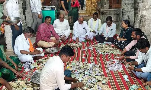 Lakshminarasimha स्वामी हुंडी गिनती; ₹ 11 लाख जमा हुए Lakshminarasimha स्वामी हुंडी गिनती; ₹ 11 लाख जमा हुए