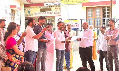 Palli : मछली खाने के खिलाफ ग्रामीणों ने किया विरोध प्रदर्शन Palli : मछली खाने के खिलाफ ग्रामीणों ने किया विरोध प्रदर्शन