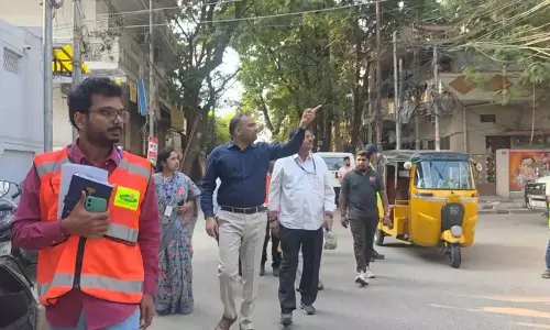 GHMC Commissioner ने सिकंदराबाद में सफाई व्यवस्था का निरीक्षण किया GHMC Commissioner ने सिकंदराबाद में सफाई व्यवस्था का निरीक्षण किया
