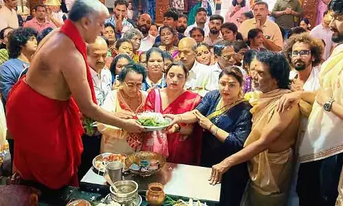 Film एक्टर उपेंद्र दंपत्ति ने अनेगुड्डे मंदिर में दर्शन किए Film एक्टर उपेंद्र दंपत्ति ने अनेगुड्डे मंदिर में दर्शन किए