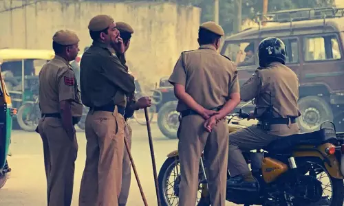 इलाहाबाद हाईकोर्ट ने फिल्मी FIR के लिए यूपी पुलिस को फटकार लगाई इलाहाबाद हाईकोर्ट ने फिल्मी FIR के लिए यूपी पुलिस को फटकार लगाई