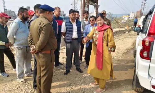डीसी सांबा ने NH की स्थिति की समीक्षा की, NHAI को समय पर काम पूरा करने का निर्देश दिया डीसी सांबा ने NH की स्थिति की समीक्षा की, NHAI को समय पर काम पूरा करने का निर्देश दिया