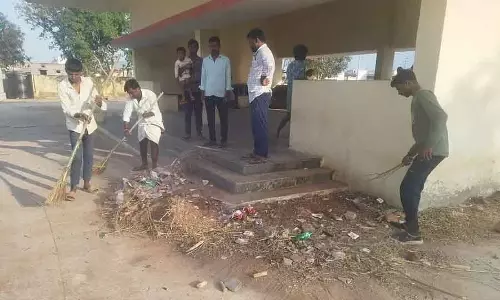 Kuknur : युवाओं के एक ग्रुप ने बस स्टेशन की सफाई की Kuknur : युवाओं के एक ग्रुप ने बस स्टेशन की सफाई की