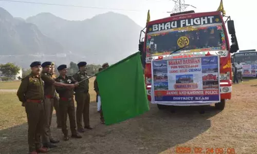 SSP रियासी ने भारत दर्शन टूर के लिए स्टूडेंट्स के ग्रुप को हरी झंडी दिखाई