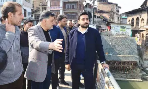 DC Srinagar ने शहर-ए-खास इलाकों का दौरा किया DC Srinagar ने शहर-ए-खास इलाकों का दौरा किया