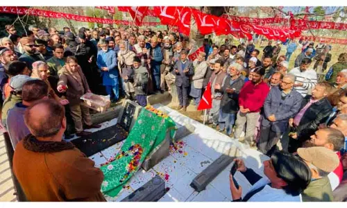 Dr. Farooq, उमर के नेतृत्व में पार्टी पदाधिकारियों ने शेख नजीर को पुष्पांजलि अर्पित की Dr. Farooq, उमर के नेतृत्व में पार्टी पदाधिकारियों ने शेख नजीर को पुष्पांजलि अर्पित की