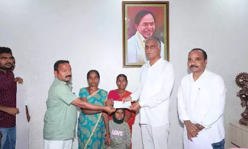 Siddipet: दो ऑटो ड्राइवरों के परिवारों को 2 लाख रुपये का बीमा क्लेम मिला Siddipet: दो ऑटो ड्राइवरों के परिवारों को 2 लाख रुपये का बीमा क्लेम मिला