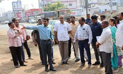 Collector ने खम्मम में सड़क सुरक्षा अभियान को आगे बढ़ाया