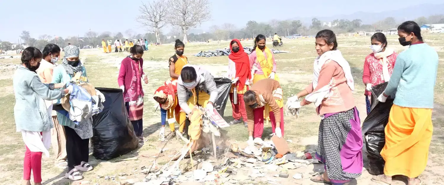 Haridwar: शांतिकुंज की पहल से द्वीप पर सफाई अभियान Haridwar: शांतिकुंज की पहल से द्वीप पर सफाई अभियान